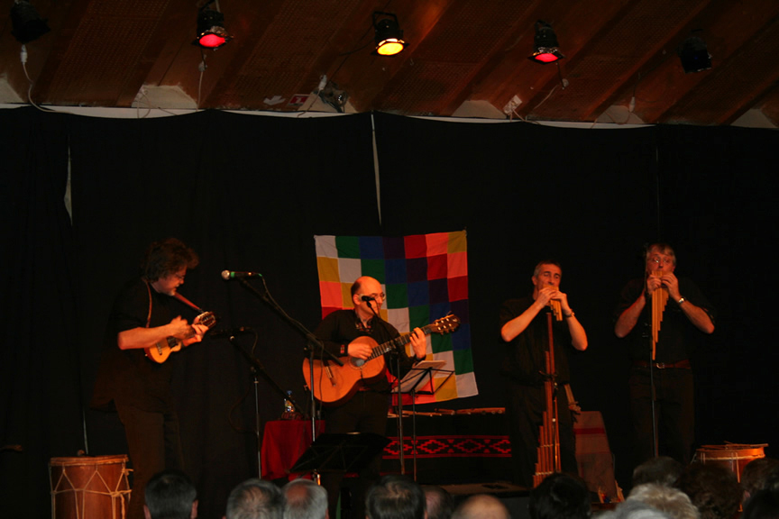 Le groupe Kinua en concert lors de la septième édition d'Histoires d'Amériques latines à la CachardeSaint-Péray (07) le 09 février 2008 