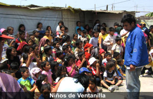 la queue des enfants pour leur cadeau de No&euml;l